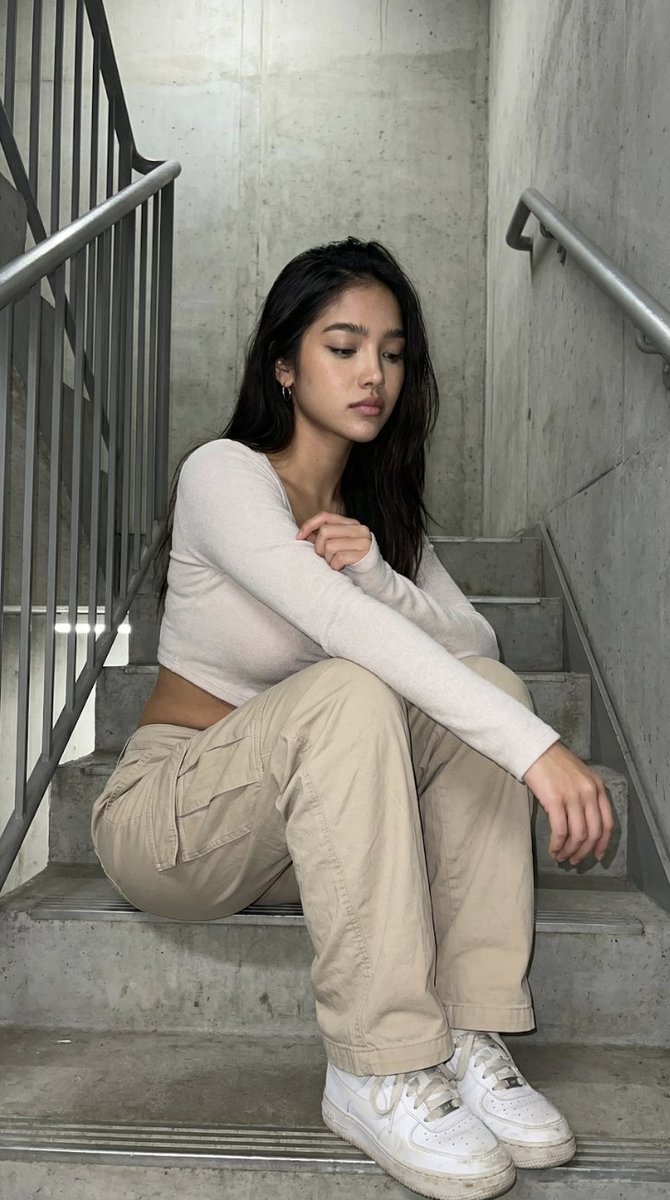 mikakissesx's tweet image. cant believe i actually recorded 🍑🌶️ content on these stairs 😂