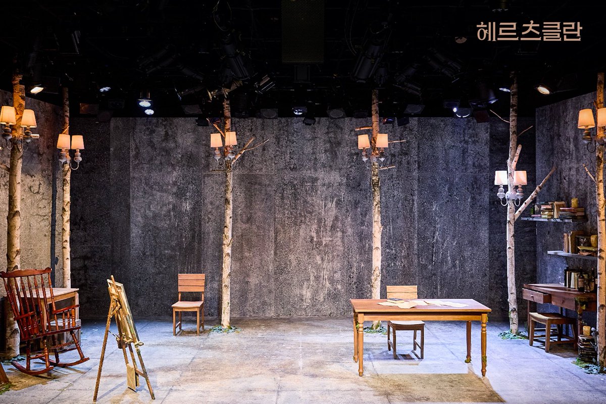 [#헤르츠클란]

🌕 무대 사진 공개

“별관 2층 버려진 곳 말이야. 
유령이 나온다고 소문난 곳. 기다릴게.”

연극 <헤르츠클란>의 무대 사진을 공개합니다!

_
연극 <헤르츠클란>
2026.04.07 - 07.12
링크아트센터드림 드림3관
