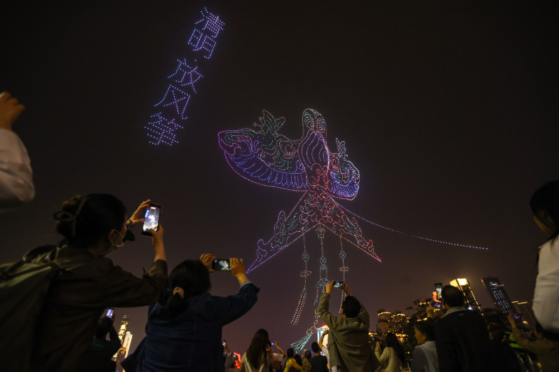 CQ_Liangjiang's tweet image. #Chongqing just raised the bar for city light shows!✨ 

Thousands of drones infused tech charm into the night sky, creating a dazzling masterpiece against the city’s iconic skyline. 🌃 #lightart #nightscape #DroneShow 

📸 Yin Shiyu/Visual Chongqing