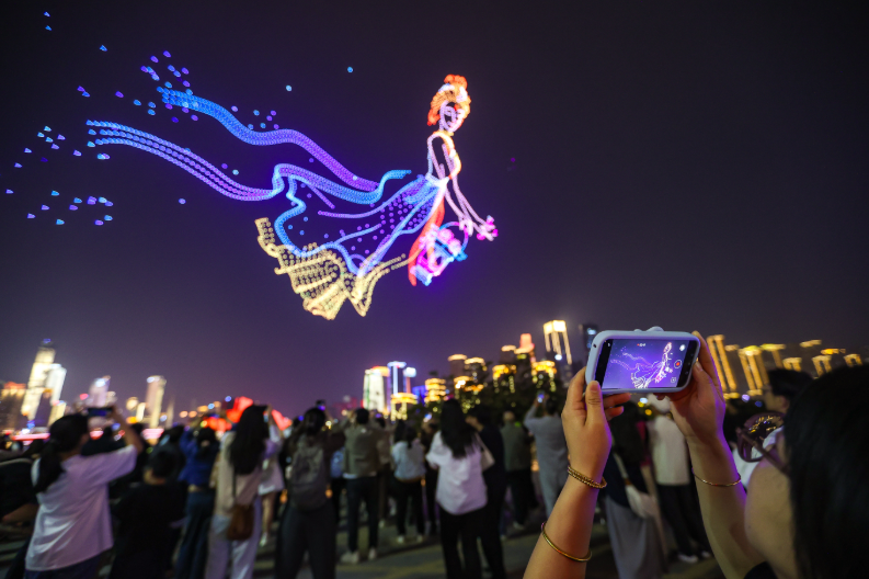 CQ_Liangjiang's tweet image. #Chongqing just raised the bar for city light shows!✨ 

Thousands of drones infused tech charm into the night sky, creating a dazzling masterpiece against the city’s iconic skyline. 🌃 #lightart #nightscape #DroneShow 

📸 Yin Shiyu/Visual Chongqing