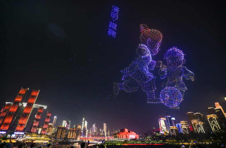 CQ_Liangjiang's tweet image. #Chongqing just raised the bar for city light shows!✨ 

Thousands of drones infused tech charm into the night sky, creating a dazzling masterpiece against the city’s iconic skyline. 🌃 #lightart #nightscape #DroneShow 

📸 Yin Shiyu/Visual Chongqing