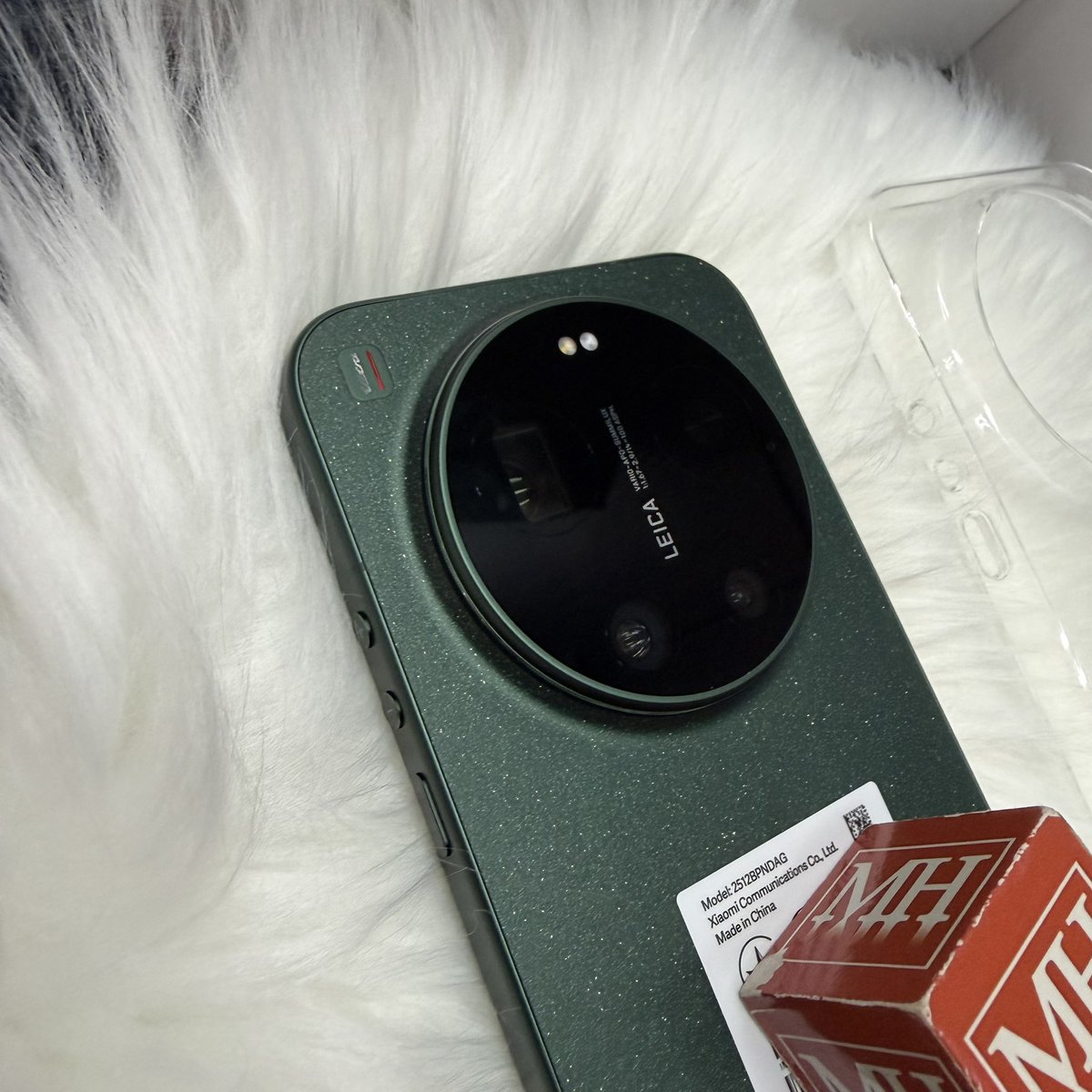 mobilehardwareO's tweet photo. Xiaomi 17 Ultra, flat back flat frame flat display and a large 6000mAh battery capacity. It supports 90W wired + 50W wireless.

Starlit Green in colour has that stargazing ambience. Stars don’t disappear even when the night is over ✨🤩

#mobilehardwareofficial https://t.co/rbzxwRsjpY