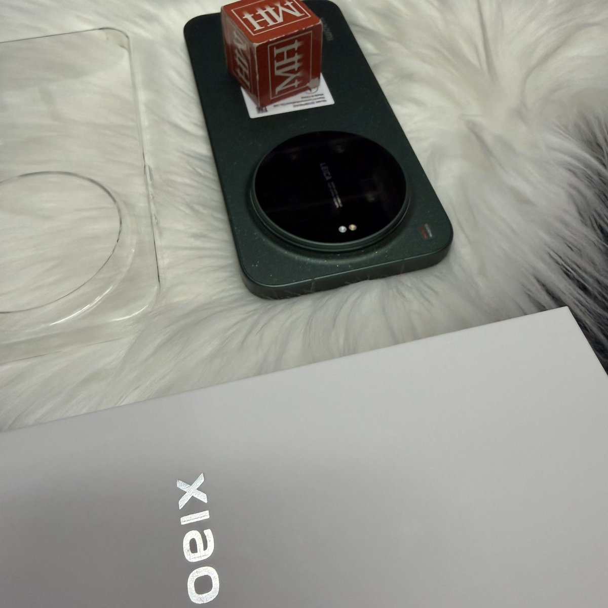 mobilehardwareO's tweet photo. Xiaomi 17 Ultra, flat back flat frame flat display and a large 6000mAh battery capacity. It supports 90W wired + 50W wireless.

Starlit Green in colour has that stargazing ambience. Stars don’t disappear even when the night is over ✨🤩

#mobilehardwareofficial https://t.co/rbzxwRsjpY