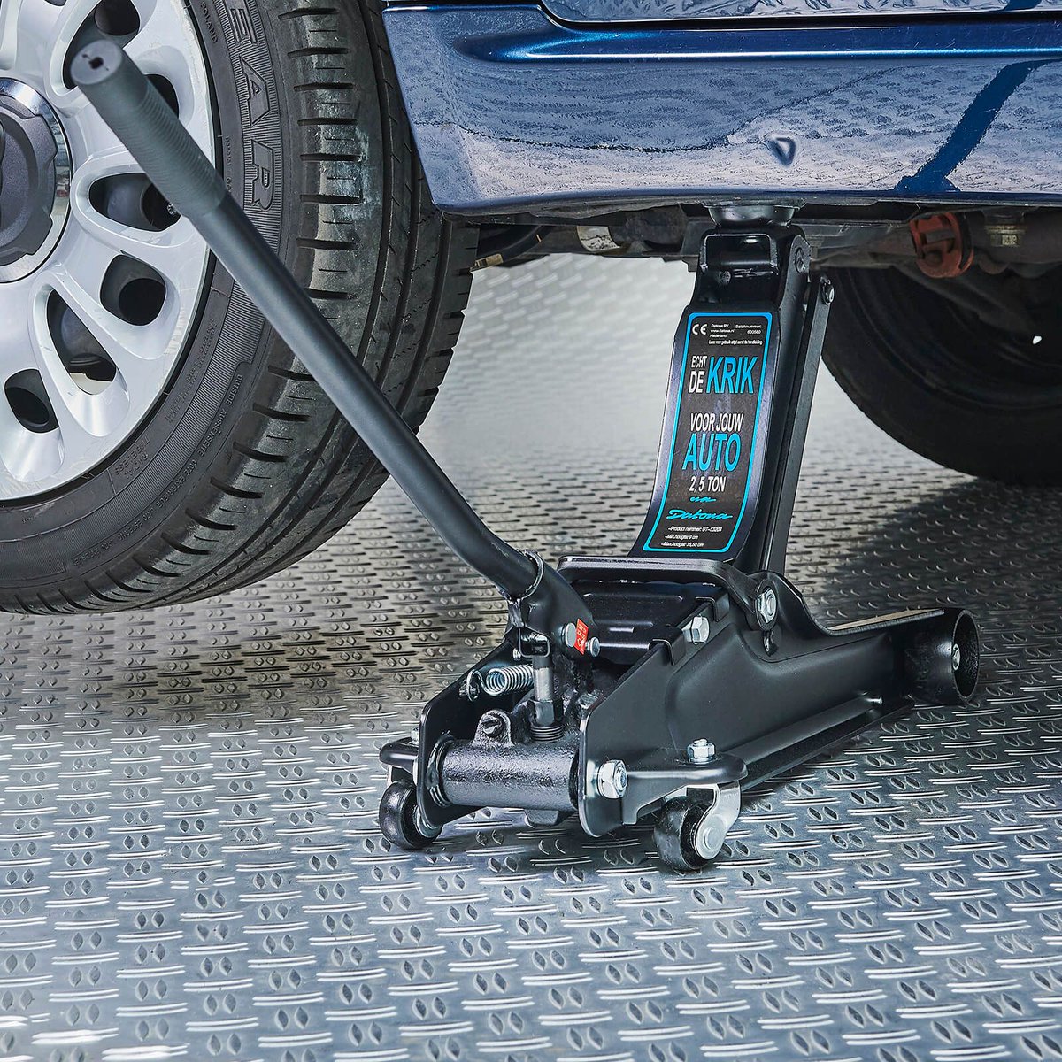DatonaNL's tweet photo. Til je auto moeiteloos omhoog. Met een krachtige autokrikken van Datona werk je snel, veilig en zonder gedoe. Perfect voor wielwissels en onderhoud.

Bestel vandaag en ga morgen direct aan de slag. 💪🏻🔧

#datona #auto #autorkik #krik #werkplaats #sleutelen https://t.co/Tw21hnMjjm