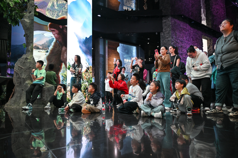 CQ_Liangjiang's tweet image. A journey through time at the Three Gorges Museum.🏛️ 

Visitors explore ancient relics and vivid historical scenes, tracing civilization’s thread while enjoying a masterclass in heritage. 🏺 #museum #lifelonglearner #Historylovers

📸 Zhang Chunxiao/Visual Chongqing