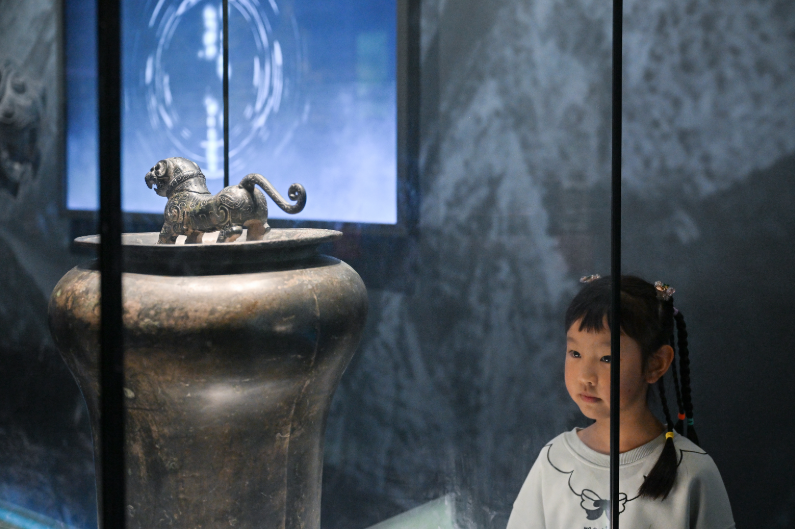 CQ_Liangjiang's tweet image. A journey through time at the Three Gorges Museum.🏛️ 

Visitors explore ancient relics and vivid historical scenes, tracing civilization’s thread while enjoying a masterclass in heritage. 🏺 #museum #lifelonglearner #Historylovers

📸 Zhang Chunxiao/Visual Chongqing