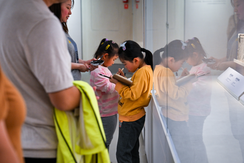CQ_Liangjiang's tweet image. A journey through time at the Three Gorges Museum.🏛️ 

Visitors explore ancient relics and vivid historical scenes, tracing civilization’s thread while enjoying a masterclass in heritage. 🏺 #museum #lifelonglearner #Historylovers

📸 Zhang Chunxiao/Visual Chongqing