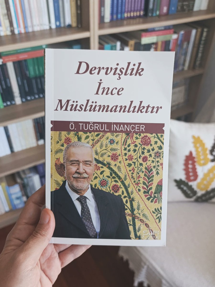 ekmekvemushaf's tweet photo. İmtihan denince hep kayıplar gelir insanın aklına. Bir şeyi kaybetmek, bir şeyin elden çıkması, yitirilmesi. İş kaybetmek, çok sevilen birinin vefatı, cillop gibi çalışan organın ya da uzvun ömrünün tükenmesi, afetler... Hepsi büyük imtihanlar elbette, hepsi için "Allah muhafaza buyursun" deriz ve yine hepsinin mutlaka geride kalacağını, olup bitecek hadiseler içinde yer alacağını biliriz. Peki her gün yaşanan imtihanlar?

Geçen hafta, yeni evlenmiş bir arkadaşımın işini kaybettiğini, dün bir öğrencimin evinin yandığını, bugün de bir dostumun ayağını kırdığını öğrendim. Kayıplar ve imtihanlar. Sabır, ferahlık, bereket ve iade-i afiyet için dualar edildi, imtihandır dendi ve bütün sözler kırık bir tebessümle hitama erdi. Bunların dışında, her an devam eden, hayatın hep içinde olan, sürekli maruz kaldığımız imtihanlar var. Kimini önemseriz, kimisi teğet geçer, kimi yakar da geçer. Mesela: edep imtihanı, saygı imtihanı, bencillik imtihanı, vurdumduymazlık imtihanı. Kimi uzaktan kimi yakından, birileri tarafından mutlaka üzerimize gelen imtihanlar. Hayat boyu sürecek olanlar.

Sonra, Tuğrul Efendi'nin kitabını okurken düşündüm. Dervişliğe "sultanlık" diyen olmuş, "kıldan ince kılıçtan keskince" diyen olmuş. O neden "ince müslümanlık" demiş? Kitap boyunca saygıdan, ihsandan, temizlikten, güzel niyetten, liyakattan bahsediyor hazret. Ama en başa, her şeyin başına edebi koyuyor. Muhabbet ve aşk gelecekse bununla anlamlı. Afiyet ve sıhhat gelecekse böyle güzel. İkramlar ve lütuflar onunla bereketli. Nedir o? Edep.

Yüzlerce türbenin, tekkenin girişine boşuna yazılmamış: Edeb ya Hû. Ve şöyle denmiş: "Edeb bir tâc imiş nûr-ı Hüdâ'dan / giy o tâcı emin ol her belâdan."

Dervişlik ince Müslümanlıktır. Çünkü edeb; incenin de incesini görenlerin, bilenlerin işi...