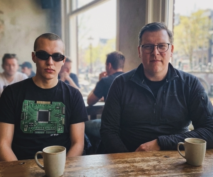 DrGreenNode's tweet photo. De nodes draaien on-chain, maar het echte fundament wordt offline gestort. 🧱

Fysieke synchronisatie in Amsterdam met Lars from  @TellMeAboutCORE  Geen ruis, geen hype. Twee koppen koffie en de blauwdrukken voor de brug naar de echte wereld. De infrastructuur groeit.

#CoreBlockchain $XCB #Web4 #TMMAC #Building