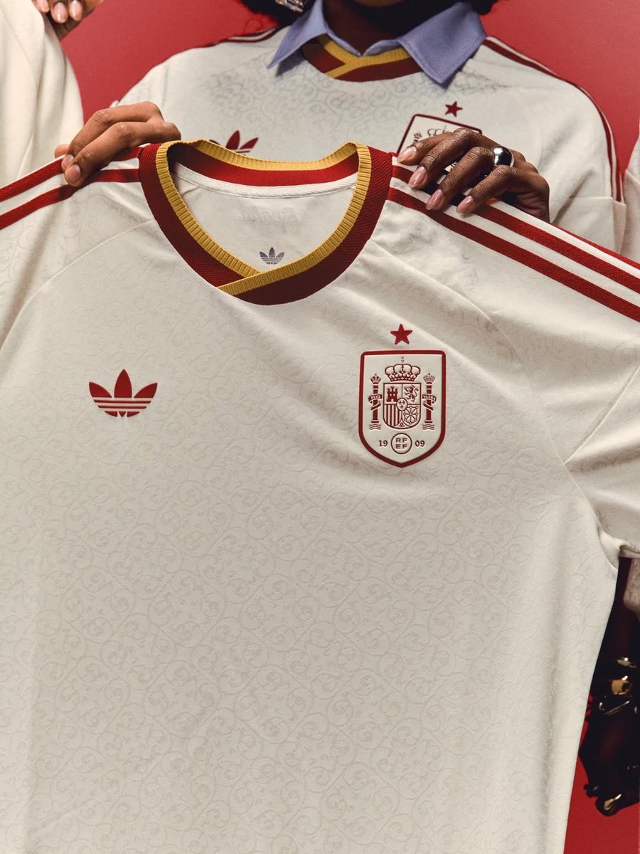 _PointDePenalty's tweet photo. Le maillot extérieur de l'Espagne c'est TOP3 des maillots adidas pour la Coupe du monde, voilà c'est dit (en plus il passe déjà à -30% benef)

Lien (1̶0̶0̶€ 70€) https://t.co/LjDv1NMtPC https://t.co/TjKjb2xouW
