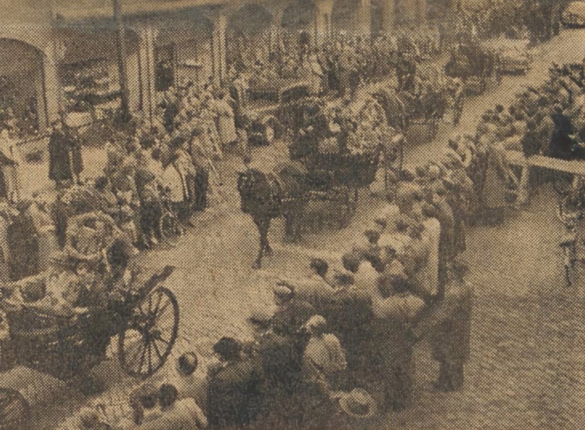 PSV_historie's tweet photo. @RikElfrink Foto uit 1935. Nog geen platte kar, maar paard en wagen. https://t.co/rpNTACMv2e