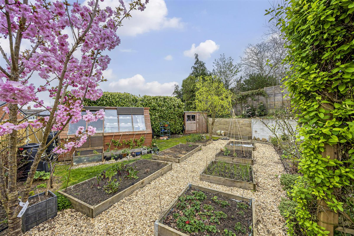 This exceptional period villa blends heritage charm with refined modern upgrades, set across four floors with expansive gardens and private parking. A must-see 🏡

📍Harp Hill, Cheltenham
🗝️ 4 Bedrooms | 4 Reception Rooms | 2 Bathrooms
✨ £885,000

charleslear.co.uk/property/harp-…
