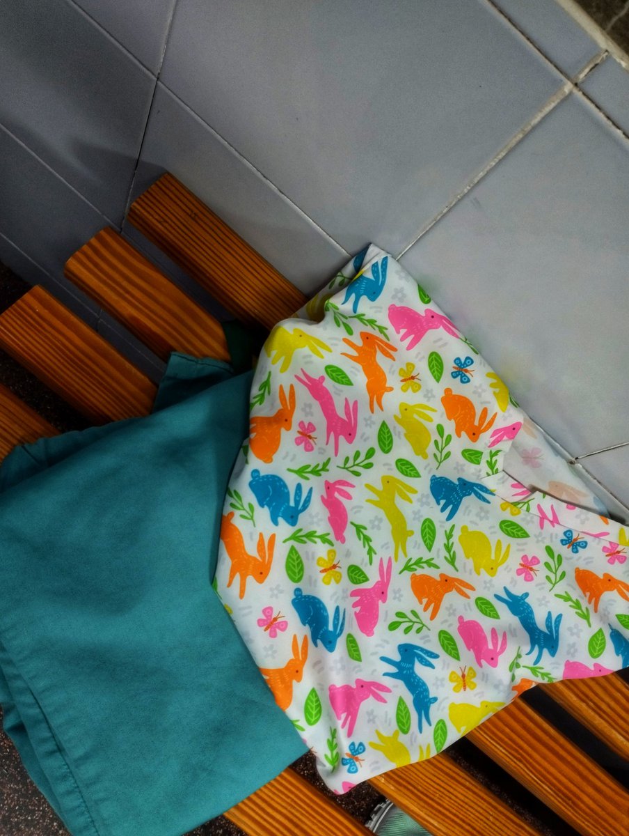 EmilyenParis3's tweet image. Hoy turno 🏥 de martes con sabor a lunes.Entre quimios y el cariño de los peques.🐇🐇
#enfermerapediatrica
#hospital