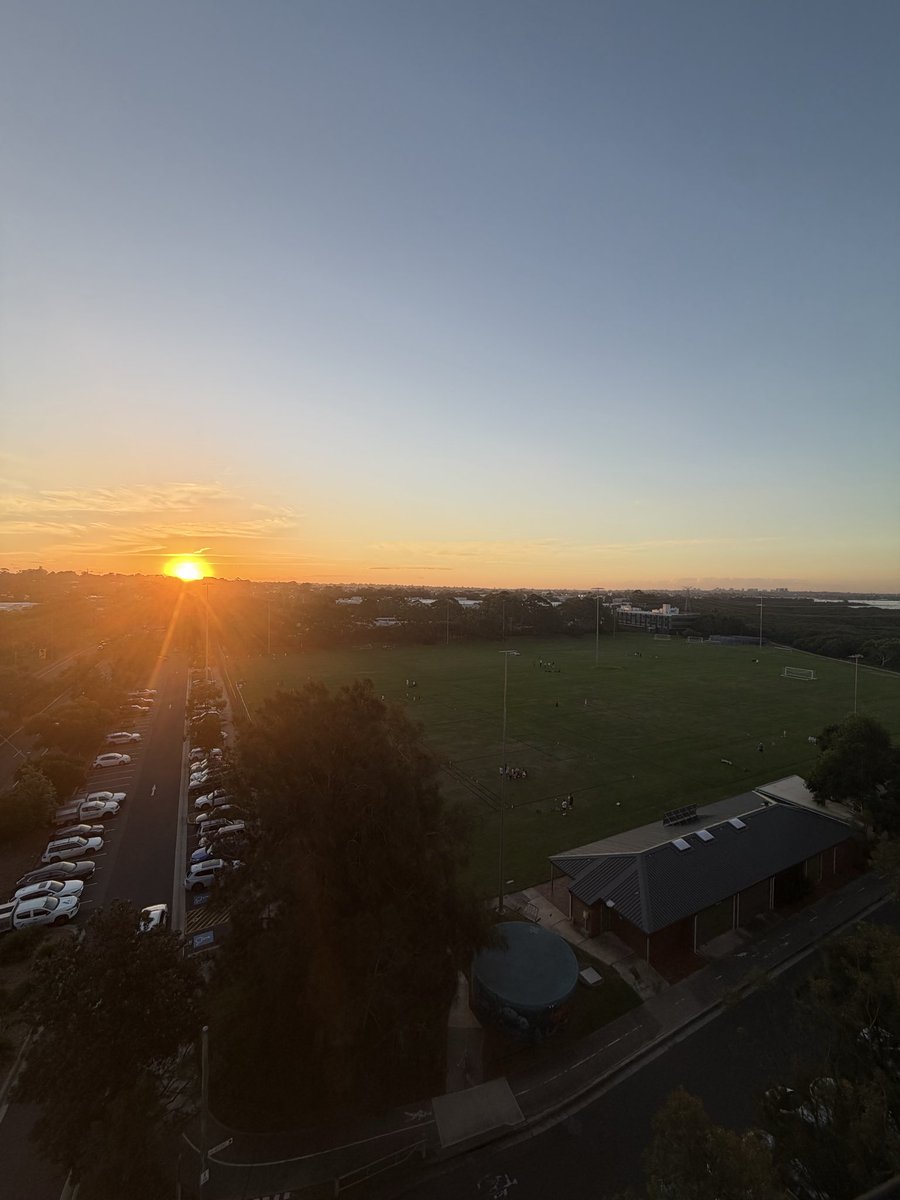 B0DINE22's tweet photo. Today’s sunset. 5.34pm https://t.co/UdM4lYhRvs