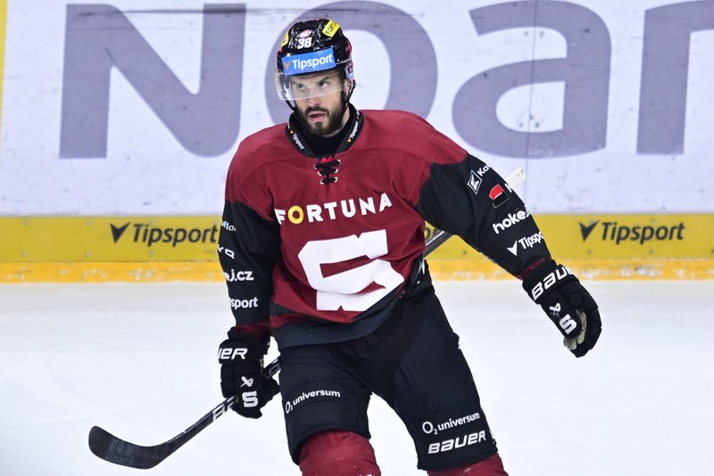 Minule to vyšlo,

hezky, pěkně a osvědčeně po staru budeme pokračovat také dnes.

Nechápu, jak něco jako Hyka mohlo kdy jít do Sparty! Zbytečnější hráč tu tisíce let nebyl!

Přiveďte zpět dříče jako David Vrbata, Karel Ton, Martin Paroulek, Jakub Hulva, Václav Eiselt, Jan