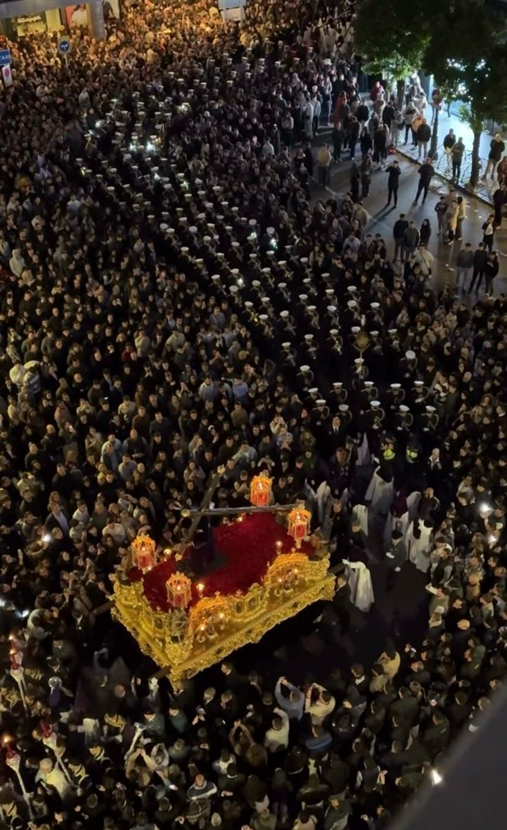 jmvellibre's tweet photo. Mi amigo @PMPachecoMusica me ha hecho llegar esta gran foto, que me muestra una de las estampas más importantes de la madrugá sevillana.

El Señor más moreno de Sevilla camina entre vítores y aplausos; donde le sigue una marea de legionarios de la música que rezan a su Dios gitano de la manera que más les gusta, tocando un instrumento.

La @LosGitanosSM ha vuelto a demostrar que es una banda que quiere más, una banda que puede con más, una banda que ha vuelto a superarse así misma.

Este año, y como no podía ser de otra manera, nos ha traído una sorpresa llamada "Hijos de la caridad", de la mano de Pedro Manuel Pacheco Palomo.
Una marcha que ha sabido encajar rápidamente detrás de las imágenes por donde sonaba.
Una marcha con la que los músicos gitanos han sabido identificarse instantáneamente.
Una marcha que arranca una sonrisa en los músicos de la banda cuando se anuncia que se va a tocar.

Quiero felicitar a todo el equipo de  @LosGitanosSM por ser unos grandes embajadores de la @Hdad_LosGitanos , por sentirse orgullosos de llevar el uniforme que llevan y por hacer de cada marcha interpretada en la madrugá un momento inolvidable.