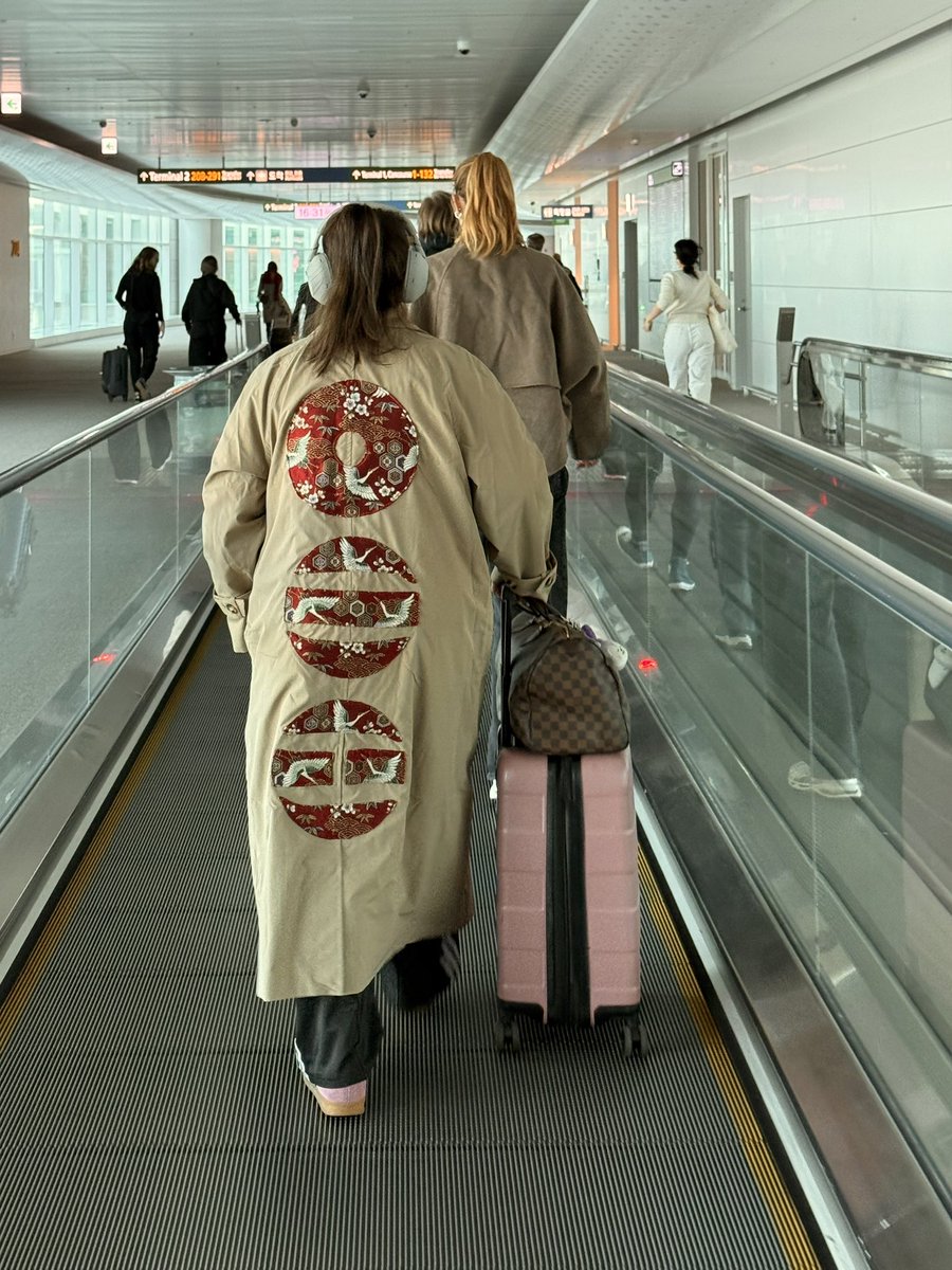 I SAW A GIRL WITH THE COOLEST MOST BEAUTIFUL ARIRANG COAT EVER?!!!!! 🧥