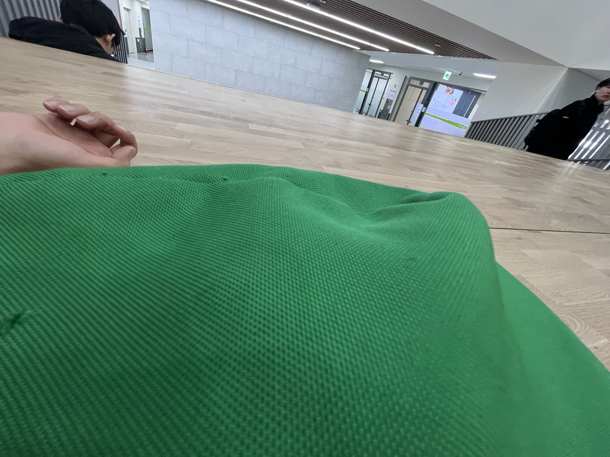 학교에서 누워 잘 곳이 없음