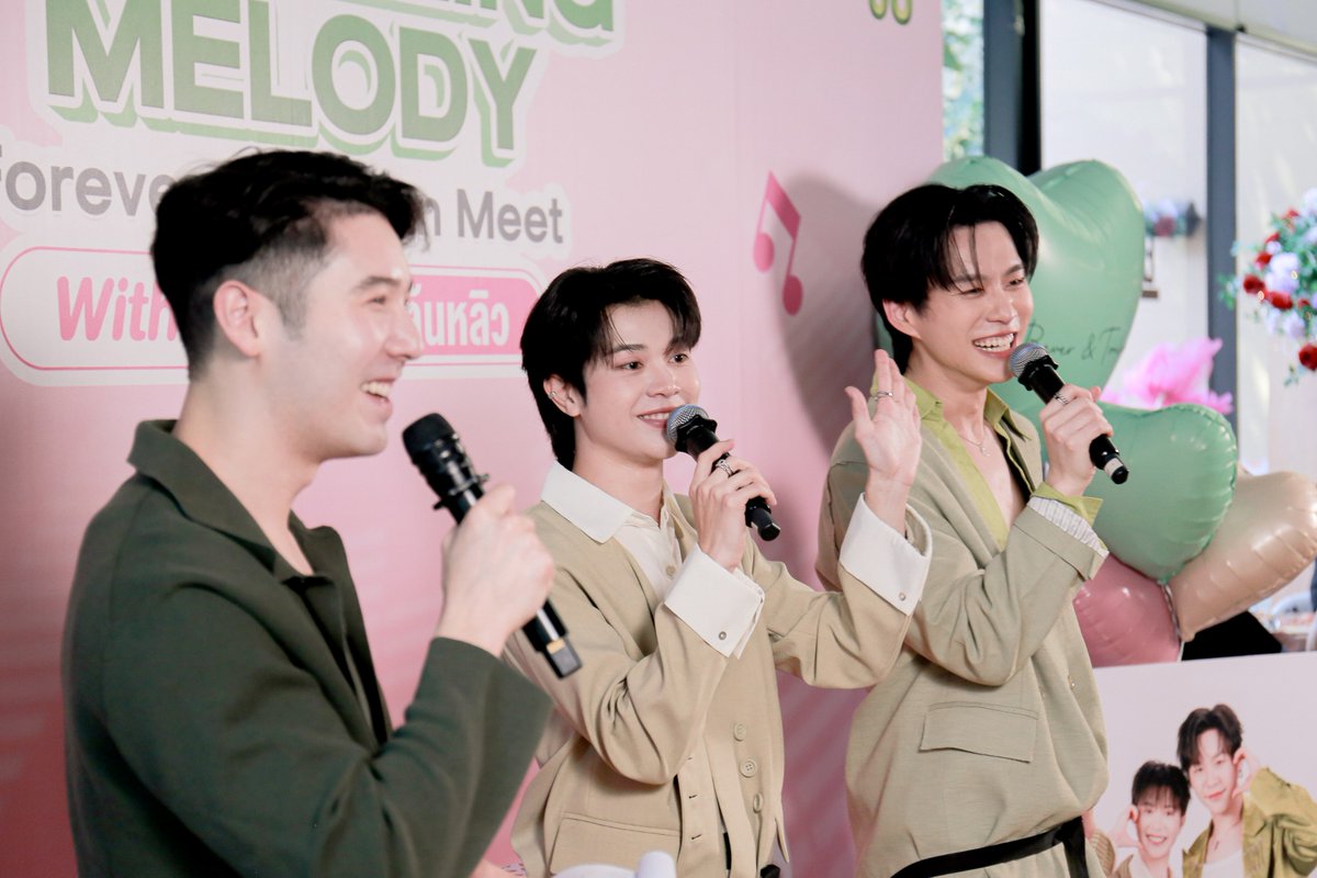 circle_update's tweet photo. แฟนคลับใจฟู! “บีเวอร์–ต้นหลิว” เสิร์ฟสุขนอกจอ!! จัดเต็ม “ร้อง&เล่น” ใกล้ชิดในมีทแอนด์กรี๊ด “Forever Love Fan Meet”
#AISCallingMelody #AISVDOCallingMelody #AISxBeverTonliew #TeroMusic #BeverTonliew #บีเวอร์ต้นหลิว #FoureverYouProject #เพราะรักนำทาง
อ่านเพิ่มเติมได้ที่ 🔗 : https://t.co/LWe489tGpe
แรงไม่หยุดฉุดไม่อยู่! สำหรับคู่จิ้น 2 หนุ่ม “บีเวอร์-พรรษพล เจนสรรพกิจกุล” และ “ต้นหลิว-เมธาพัฒน์ ฉิมกุล” หรือ “ต้นฟ้า-ใต้ฝุ่น” จากเรื่อง “Beside The Sky” ในโปรเจ็กต์ซีรีส์สุดฮิต “Fourever You เพราะรักนำทาง” ของค่าย Studio Wabi Sabi ที่สร้างปรากฏการณ์ความฟินไปทั่วทั้งในไทยและต่างประเทศ ล่าสุด Tero Music สานต่อความฟิน...สร้างโมเมนต์พิเศษในกิจกรรม “AIS Calling Melody Forever Love Fan Meet with บีเวอร์ - ต้นหลิว” ให้ผู้โชคดีลูกค้า AIS จำนวน 40 คน ที่ดาวน์โหลดเพลงรอสายจากค่าย Tero Music ผ่านช่องทางแอปพลิเคชั่น AIS Calling Melody หรือดาวน์โหลดวิดีโอรอสายคอนเทนต์พิเศษจาก 2 หนุ่ม "บีเวอร์ - ต้นหลิว" ได้มา Meet & Greet ใกล้ชิดกับสองหนุ่ม พร้อมเอ็นจอยเล่นเกมสนุกๆ ชมโชว์พิเศษ และทานอาหารอร่อยๆ ในบรรยากาศสุดอบอุ่น ณ The Espresso Cafe & Bistro
บรรยากาศภายในงานเต็มไปด้วยความอบอุ่นและเป็นกันเอง เริ่มจาก พิธีกรหนุ่ม แพทริค-กันต์กวี ไมเกิ้ล รับหน้าที่นำทีมเปิดตัวต้อนรับ 2 หนุ่ม บีเวอร์-ต้นหลิว เรียกเสียงกรี๊ดจากบรรดาแฟนๆ ก่อนที่จะชวนทั้งพูดคุยโมเม้นต์พิเศษ และบรรยากาศในช่วงระหว่างการถ่ายทำซีรีส์ Beside The Sky ที่เพิ่งออนแอร์จบไป รวมถึงความสนุกในช่วงที่ยกกองไปถ่ายทำกันถึงประเทศญี่ปุ่นด้วย ทักทายกันพอหอมปากหอมคอ ก็ถึงคิวของเวลาของความมันส์ชุดใหญ่!! เริ่มจาก 2 หนุ่มต้อวเล่นเกมทดสอบความรู้ใจของกันและกัน อย่างเกม “เดาใจเธอด้วยภาพรัก” , “ปิดตาสัมผัสหาน้องอุ่นใจ” และ “Shake It Out Challenge (ภารกิจสลัดไข่พิชิตใจ)” เรียกว่าแต่ละเกมพาให้แฟนๆ หยิบมือถือมาเก็บภาพโมเม้นต์จิ้นกันรัวๆ จากนั้นจัดหนักต่ออีก 4 เกมที่ลุ้นผู้โชคดียกทีมขึ้นมาเล่นกับหนุ่มๆ อย่าง Shake It Out Challenge , เดินไปด้วยกันนะเธอ , เรียงขวดน้ำสีให้ตรงกัน และ ส่งแก้วใจให้ถึงปลายทาง แต่ละเกมม่วนๆ จอยๆ สร้างเสียงหัวเราะ ให้ทุกคนลุ้นเอาใจช่วยแต่ละทีมกันยกใหญ่!! ก่อนจะพักเบรกให้ทุกคนได้เติมอาหารอร่อยๆ กันเต็มอิ่ม ก็ถึงเวลาที่รอคอยที่จะได้ฟังเสียงใสๆ ของทั้ง บีเวอร์-ต้นหลิว โชว์เพลงเพราะ อย่าง ใต้ฟ้าเดียวกัน , บีบมือ และ ซูลูปาก้า ตาปาเฮ้ เอาใจแฟนๆ ทั้งอินและร้องตามไปพร้อมกัน จนมาถึงช่วงสุดท้ายของงานกับการแจกรางวัลพิเศษผู้ชนะในเกม รางวัลของผู้โชคดีที่ลงภาพกิจกรรมในงานลงโซเชียล และมียอด Like Love และ Re-Post สูงสุด และรางวัลน่ารักๆ อีกมากมาย ให้แฟนๆ ติดมือได้ของรางวัลกลับบ้านกันทุกคน ก่อนจะปิดท้ายความเอ็กซ์คลูซีฟแบบสุดๆ ที่ให้แฟนๆ ได้ถ่ายรูปแบบ 1:2 เก็บไว้เป็นที่ระลึกและเก็บเป็นความทรงจำดีๆ ของงาน “AIS Calling Melody Forever Love Fan Meet with บีเวอร์ - ต้นหลิว” ที่ทุกคนได้มาเอ็นจอยด้วยกันในวันนี้
ตามชมภาพบรรยากาศสนุกและความอบอุ่นในกิจกรรม “AIS Calling Melody Forever Love Fan Meet with บีเวอร์ - ต้นหลิว” พร้อมติดตามความเคลื่อนไหวสำหรับกิจกรรมดีๆ ที่จะเกิดขึ้นจาก Tero Music ได้ทาง https://t.co/ZVZgsbteE5