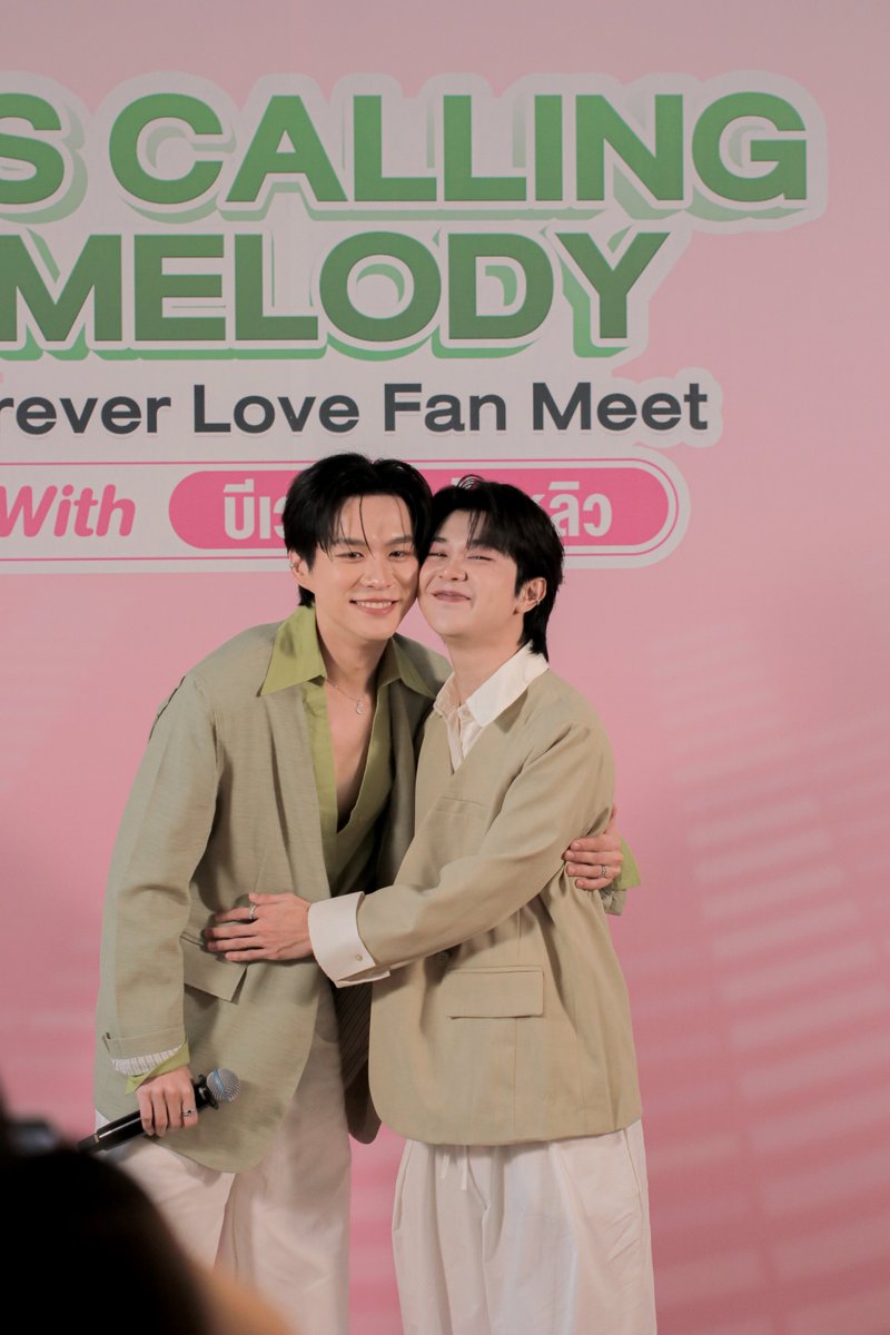 circle_update's tweet photo. แฟนคลับใจฟู! “บีเวอร์–ต้นหลิว” เสิร์ฟสุขนอกจอ!! จัดเต็ม “ร้อง&เล่น” ใกล้ชิดในมีทแอนด์กรี๊ด “Forever Love Fan Meet”
#AISCallingMelody #AISVDOCallingMelody #AISxBeverTonliew #TeroMusic #BeverTonliew #บีเวอร์ต้นหลิว #FoureverYouProject #เพราะรักนำทาง
อ่านเพิ่มเติมได้ที่ 🔗 : https://t.co/LWe489tGpe
แรงไม่หยุดฉุดไม่อยู่! สำหรับคู่จิ้น 2 หนุ่ม “บีเวอร์-พรรษพล เจนสรรพกิจกุล” และ “ต้นหลิว-เมธาพัฒน์ ฉิมกุล” หรือ “ต้นฟ้า-ใต้ฝุ่น” จากเรื่อง “Beside The Sky” ในโปรเจ็กต์ซีรีส์สุดฮิต “Fourever You เพราะรักนำทาง” ของค่าย Studio Wabi Sabi ที่สร้างปรากฏการณ์ความฟินไปทั่วทั้งในไทยและต่างประเทศ ล่าสุด Tero Music สานต่อความฟิน...สร้างโมเมนต์พิเศษในกิจกรรม “AIS Calling Melody Forever Love Fan Meet with บีเวอร์ - ต้นหลิว” ให้ผู้โชคดีลูกค้า AIS จำนวน 40 คน ที่ดาวน์โหลดเพลงรอสายจากค่าย Tero Music ผ่านช่องทางแอปพลิเคชั่น AIS Calling Melody หรือดาวน์โหลดวิดีโอรอสายคอนเทนต์พิเศษจาก 2 หนุ่ม "บีเวอร์ - ต้นหลิว" ได้มา Meet & Greet ใกล้ชิดกับสองหนุ่ม พร้อมเอ็นจอยเล่นเกมสนุกๆ ชมโชว์พิเศษ และทานอาหารอร่อยๆ ในบรรยากาศสุดอบอุ่น ณ The Espresso Cafe & Bistro
บรรยากาศภายในงานเต็มไปด้วยความอบอุ่นและเป็นกันเอง เริ่มจาก พิธีกรหนุ่ม แพทริค-กันต์กวี ไมเกิ้ล รับหน้าที่นำทีมเปิดตัวต้อนรับ 2 หนุ่ม บีเวอร์-ต้นหลิว เรียกเสียงกรี๊ดจากบรรดาแฟนๆ ก่อนที่จะชวนทั้งพูดคุยโมเม้นต์พิเศษ และบรรยากาศในช่วงระหว่างการถ่ายทำซีรีส์ Beside The Sky ที่เพิ่งออนแอร์จบไป รวมถึงความสนุกในช่วงที่ยกกองไปถ่ายทำกันถึงประเทศญี่ปุ่นด้วย ทักทายกันพอหอมปากหอมคอ ก็ถึงคิวของเวลาของความมันส์ชุดใหญ่!! เริ่มจาก 2 หนุ่มต้อวเล่นเกมทดสอบความรู้ใจของกันและกัน อย่างเกม “เดาใจเธอด้วยภาพรัก” , “ปิดตาสัมผัสหาน้องอุ่นใจ” และ “Shake It Out Challenge (ภารกิจสลัดไข่พิชิตใจ)” เรียกว่าแต่ละเกมพาให้แฟนๆ หยิบมือถือมาเก็บภาพโมเม้นต์จิ้นกันรัวๆ จากนั้นจัดหนักต่ออีก 4 เกมที่ลุ้นผู้โชคดียกทีมขึ้นมาเล่นกับหนุ่มๆ อย่าง Shake It Out Challenge , เดินไปด้วยกันนะเธอ , เรียงขวดน้ำสีให้ตรงกัน และ ส่งแก้วใจให้ถึงปลายทาง แต่ละเกมม่วนๆ จอยๆ สร้างเสียงหัวเราะ ให้ทุกคนลุ้นเอาใจช่วยแต่ละทีมกันยกใหญ่!! ก่อนจะพักเบรกให้ทุกคนได้เติมอาหารอร่อยๆ กันเต็มอิ่ม ก็ถึงเวลาที่รอคอยที่จะได้ฟังเสียงใสๆ ของทั้ง บีเวอร์-ต้นหลิว โชว์เพลงเพราะ อย่าง ใต้ฟ้าเดียวกัน , บีบมือ และ ซูลูปาก้า ตาปาเฮ้ เอาใจแฟนๆ ทั้งอินและร้องตามไปพร้อมกัน จนมาถึงช่วงสุดท้ายของงานกับการแจกรางวัลพิเศษผู้ชนะในเกม รางวัลของผู้โชคดีที่ลงภาพกิจกรรมในงานลงโซเชียล และมียอด Like Love และ Re-Post สูงสุด และรางวัลน่ารักๆ อีกมากมาย ให้แฟนๆ ติดมือได้ของรางวัลกลับบ้านกันทุกคน ก่อนจะปิดท้ายความเอ็กซ์คลูซีฟแบบสุดๆ ที่ให้แฟนๆ ได้ถ่ายรูปแบบ 1:2 เก็บไว้เป็นที่ระลึกและเก็บเป็นความทรงจำดีๆ ของงาน “AIS Calling Melody Forever Love Fan Meet with บีเวอร์ - ต้นหลิว” ที่ทุกคนได้มาเอ็นจอยด้วยกันในวันนี้
ตามชมภาพบรรยากาศสนุกและความอบอุ่นในกิจกรรม “AIS Calling Melody Forever Love Fan Meet with บีเวอร์ - ต้นหลิว” พร้อมติดตามความเคลื่อนไหวสำหรับกิจกรรมดีๆ ที่จะเกิดขึ้นจาก Tero Music ได้ทาง https://t.co/ZVZgsbteE5
