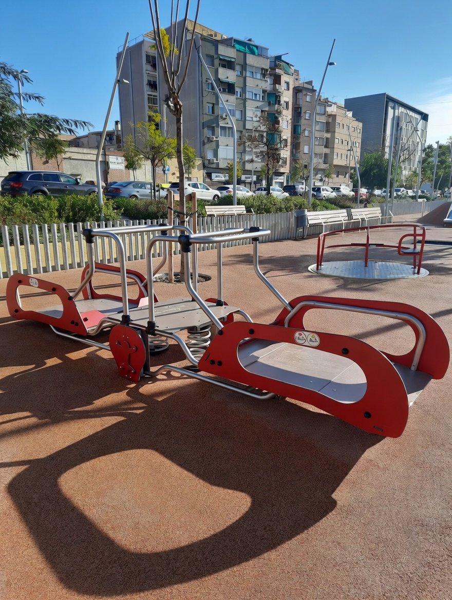 Cuando las familias reivindican parques para sus hijos discas algunos responden: ¿Qué pretendes que se suba con la silla de ruedas? Y lo dicen en tono vacilador 🤦‍♀️
Cuando les contestan que hay elementos que lo permiten se quedan 😳
Falta Conciencia Social.

#ParquesInclusivos