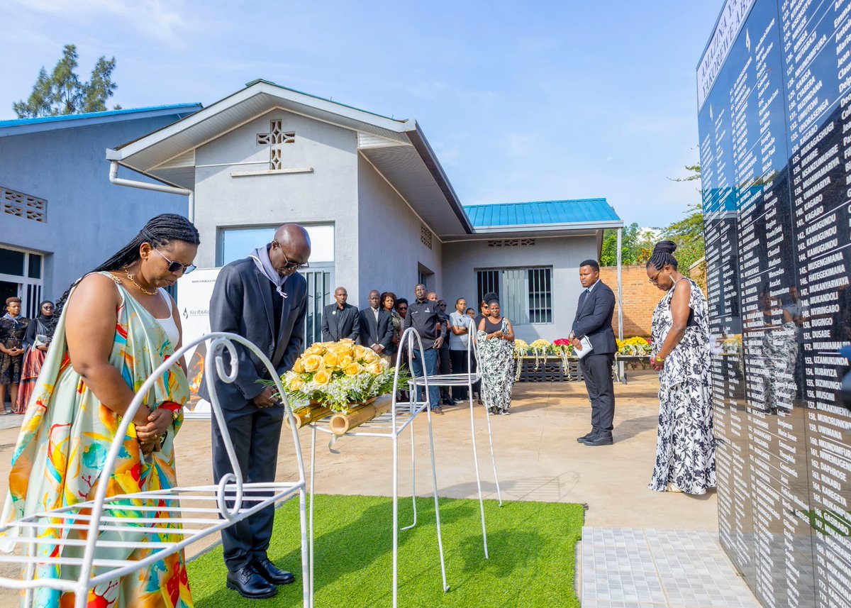 KicukiroDistr's tweet photo. Ku Rwibutso rwa Jenoside yakorewe Abatutsi rwa Gikondo,Umuyobozi Nshingwabikorwa w'Akarere wungirije @HussAnnyMonique amaze gushyira indabo ku mva iruhukiyemo Abatutsi barimo n'abishwe batwitswe. Ibikorwa byo #Kwibuka32 ku rwego rw'Akarere birakomereza kuri "Mwana ukundwa". https://t.co/SUclcf8MQl