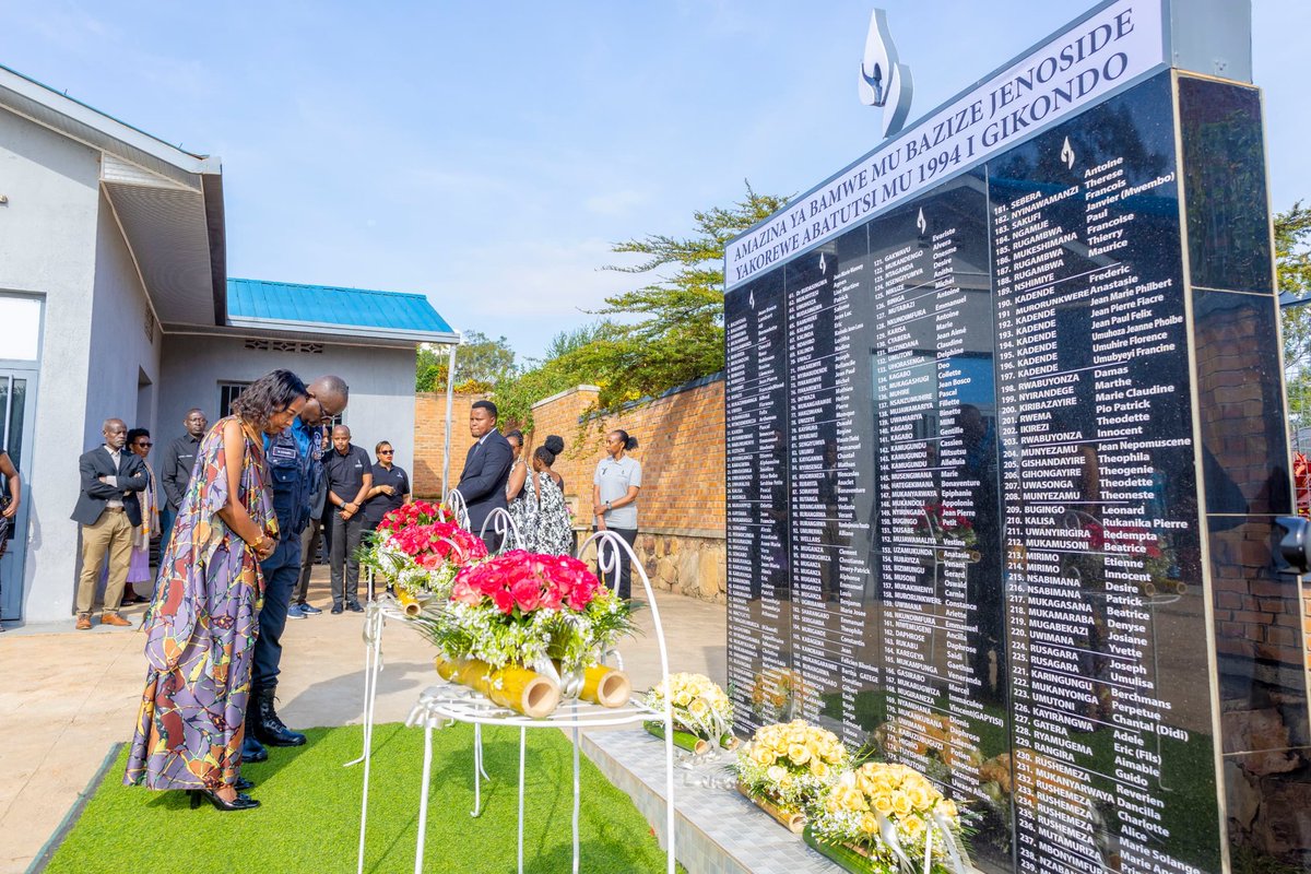 KicukiroDistr's tweet photo. Ku Rwibutso rwa Jenoside yakorewe Abatutsi rwa Gikondo,Umuyobozi Nshingwabikorwa w'Akarere wungirije @HussAnnyMonique amaze gushyira indabo ku mva iruhukiyemo Abatutsi barimo n'abishwe batwitswe. Ibikorwa byo #Kwibuka32 ku rwego rw'Akarere birakomereza kuri "Mwana ukundwa". https://t.co/SUclcf8MQl