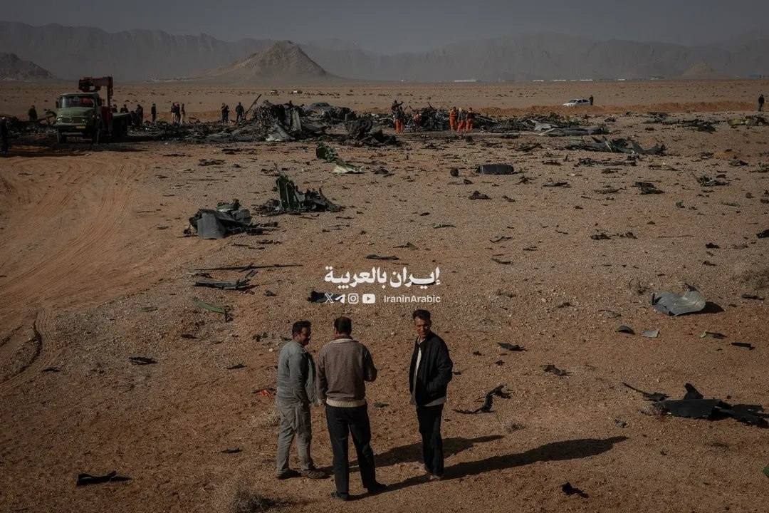 صور من سيطرة القوات الخاصة الإيرانية على بقايا مروحيات وطائرات أمريكية تم تدميرها في سماء إيران خلال محاولات إنقاذ طيار أميركي