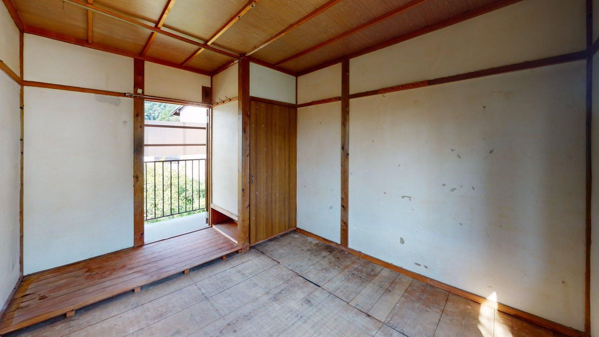 yanagislab's tweet photo. 【「吉野荘」の元住民の方を探しています】
柳沢が改修して住む、風呂無トイレ台所共用のアパート「吉野荘」（左京区北白川仕伏町）の往時の様子を伺いたいと思っています。
もし心当たりの方���いましたらぜひお知らせください。「知り合いが住んでいた」という情報でも結構です。拡散も歓迎です https://t.co/5epIJGpigD