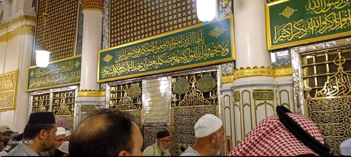 TanvirAhmedarai's tweet photo. حضرت انس رضی اللہ تعالیٰ عنہ روایت کرتے ہیں کہ ہم نے ایک دفعہ حضور سرورِ کائنات صلی اللہ علیہ وآلہ واصحابہ وسلم کو دیکھا کہ آپ صلی اللہ علیہ وآلہ واصحابہ وسلم مسکرا رہے ہیں - حضرت عمر فاروق رضی اللہ تعالیٰ عنہ نے پوچھا:
"یا رسول اللہ صلی اللہ علیہ وآلہ واصحابہ وسلم کون سی چیز مسکراہٹ کا سبب ہوئی"؟ 
فرمایا: 
"میرے دو امتی اللہ تعالی کے سامنےگھٹنےٹیک کر کھڑے ہو گئے ہیں ایک کہتا ہے کہ یا اللہ اس نے مجھ پر ظلم کیا ہے میں بدلہ چاہتا ہوں اللہ پاک اس ظالم سے فرماتا ہے کہ اپنے ظلم کا بدلہ ادا کرو ظالم جواب دیتا ہے یا رب! اب میری کوئی نیکی باقی نہیں رہی کہ ظلم کے بدلے میں اسے دے دوں تو وہ مظلوم کہتا ہے کہ اے اللہ میرے گناہوں کا بوجھ اس پر لاد دے" -
یہ کہتے ہوئے حضور صلی اللہ علیہ وآلہ واصحابہ وسلم آبدیدہ ہوگئے اور فرمانے لگے کہ:
"وہ بڑا ہی سخت دن ہوگا لوگ اس بات کے حاجت مند ہونگے کہ اپنے گناہوں کا بوجھ کسی اور کے سر دھر دیں - اب اللہ پاک طالبِ انتقام سے فرمائے گا کہ نظر اٹھا کر جنت کی طرف دیکھ - وہ سر اٹھائے گا، جنت کی طرف دیکھے گا اور عرض کرے گا:
"یا رب! اس میں تو چاندی اور سونے کے محل ہیں اور موتیوں کے بنے ہوئے ہیں یا رب! کیا یہ کسی نبی، کسی صدیق یا کسی شہید کے ہیں"؟ 
اللہ تعالی فرمائے گا:
"جو اس کی قیمت ادا کرتا ہے اس کو دے دئیے جاتے ہیں" - وہ کہے گا کہ:
"یا رب! بھلا اسکی قیمت کون ادا کر سکتا ہے"؟ 
اللہ تعالی فرمائے گا کہ:
"تو اس کی قیمت ادا کرسکتا ہے" 
اب وہ عرض کرے گا: 
"یا رب کس طرح"؟ 
اللہ جل شانہٗ ارشاد فرمائے گا 
"اس طرح کہ تو اپنے بھائی کو معاف کر دے"
وہ کہے گا:
"یا رب میں نے معاف کیا" 
اللہ پاک فرمائے گا:
"اب تم دونوں ایک دوسرے کا ہاتھ تھامے جنت میں داخل ہو جاؤ" -
اس کے بعد حضور سرورِ کائنات صلی اللہ علیہ وآلہ واصحابہ وسلم نے فرمایا کہ: 
"اللہ تعالی سے ڈرو, آپس میں صلح قائم رکھو کیونکہ قیامت کے روز اللہ پاک بھی مومنین کے درمیان آپس میں صلح کرانے والا ہے" -

(مآخذ: تفسیر ابن کثیر جلد ٢: ص: ٢٦٩)