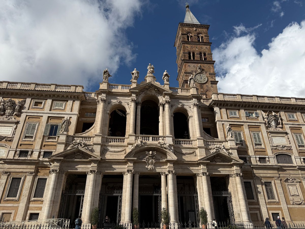 #forsenonsaicheaRoma il campanile più alto della città, con i suoi 75 metri, appartiene alla Basilica di Santa Maria Maggiore. Trovandosi sull’Esquilino, il colle più alto dei Sette, dalla sua cima si domina tutta la città. 

buff.ly/gArtn3h