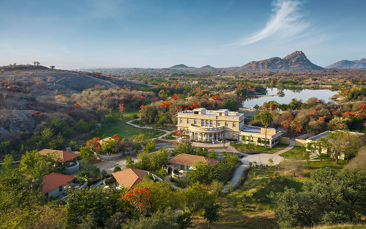 asktarunn's tweet photo. This just opened in Rajasthan and I can't stop thinking about it 🤯

Storii by @ITCHotels, Jawai —
🐆 Wake up to wild leopard country
♾️ Infinity pool over a lake… in the DESERT
🌿 15 private cottages in ancient granite hills
🍽️ Dinner under 10,000 stars

Save this. 🔖

#StoriiJawai #ITCHotels #Jawai #LuxuryTravel #Rajasthan #NewHotel