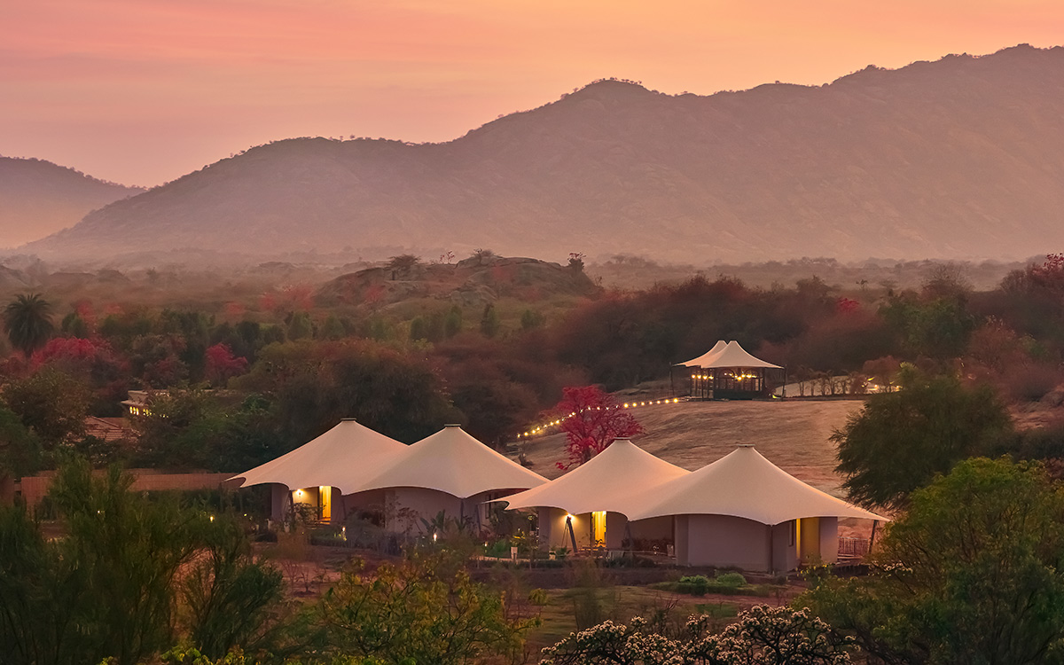asktarunn's tweet photo. This just opened in Rajasthan and I can't stop thinking about it 🤯

Storii by @ITCHotels, Jawai —
🐆 Wake up to wild leopard country
♾️ Infinity pool over a lake… in the DESERT
🌿 15 private cottages in ancient granite hills
🍽️ Dinner under 10,000 stars

Save this. 🔖

#StoriiJawai #ITCHotels #Jawai #LuxuryTravel #Rajasthan #NewHotel