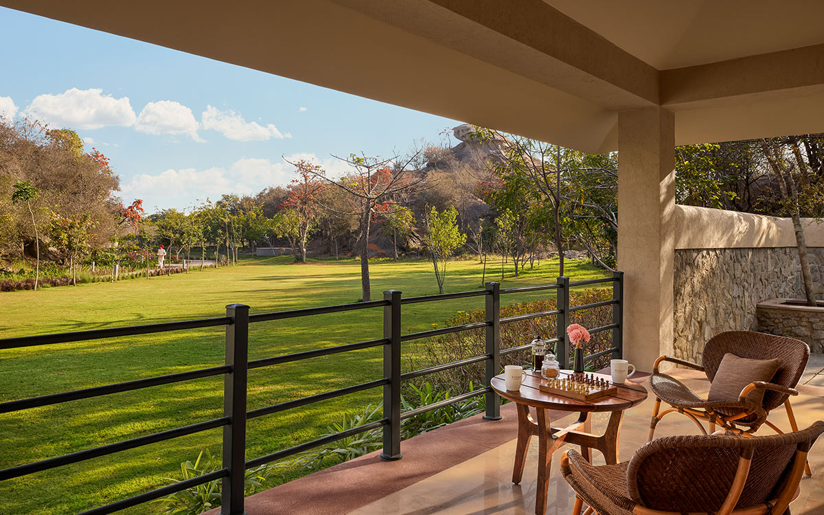 asktarunn's tweet photo. This just opened in Rajasthan and I can't stop thinking about it 🤯

Storii by @ITCHotels, Jawai —
🐆 Wake up to wild leopard country
♾️ Infinity pool over a lake… in the DESERT
🌿 15 private cottages in ancient granite hills
🍽️ Dinner under 10,000 stars

Save this. 🔖

#StoriiJawai #ITCHotels #Jawai #LuxuryTravel #Rajasthan #NewHotel