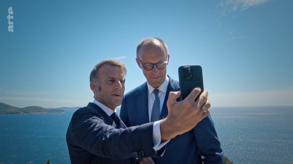 Pl_Maurice's tweet photo. 🇫🇷🇩🇪📺 J'ai le plaisir d'avoir pu apporter mon analyse, aux côtés de @MichaelaWiegel, @JosephdeWeck, @seb_maillard et Heiko Maas, dans ce documentaire de @msaintpaul : « #Macron-#Merz : dans les coulisses du pouvoir » qui sera diffusé ce soir sur @ARTEfr
📽️https://t.co/quyQtWWjIb https://t.co/hKnn6fbHCI