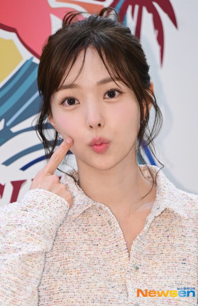 chenecstasy's tweet photo. 260407 Chae Soobin at Longchamp pop-up event in Busan 
Press photos and fancams

Omg she is so cute today 😍😍
#ChaeSoobin #채수빈 https://t.co/HF8IiHF429