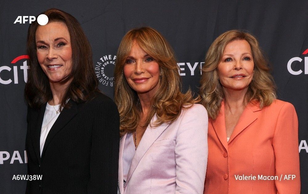 afpfr's tweet photo. 🎬️ Les actrices Kate Jackson, Jaclyn Smith et Cheryl Ladd ont participé lundi au PaleyFest de Los Angeles pour fêter les 50 ans de "Drôles de dames", la série légendaire qui les a rendues célèbres dans les années 1970
➡️ https://t.co/vUSBBa45nR https://t.co/8cxwtVbW2Q