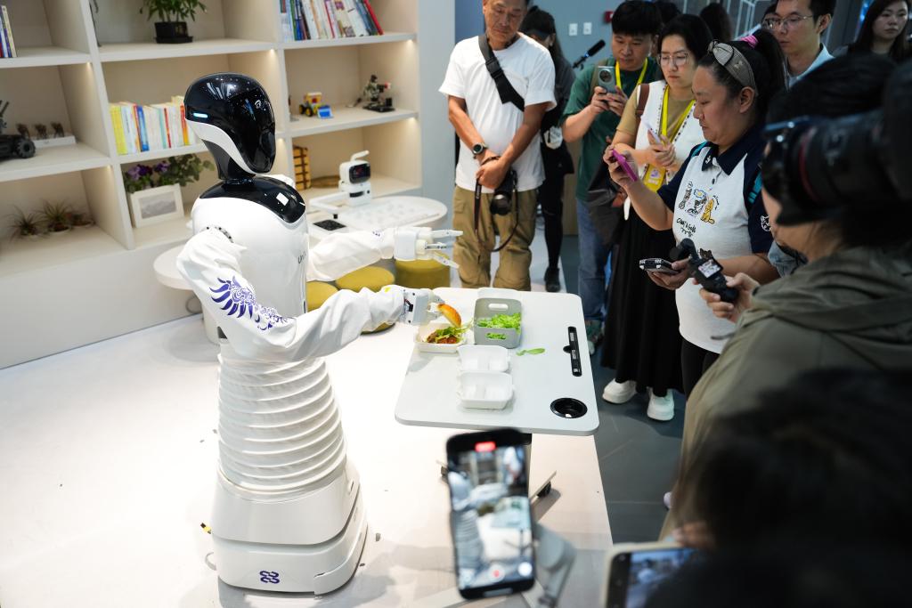 french_renmin's tweet image. En Chine, où le secteur des services domestiques emploie plus de 30 millions de personnes et pèse plus de 1 200 milliards de yuans en 2024, les algorithmes devraient transformer la manière dont les ménages trouvent et reçoivent de l'aide. #robots #service
french.peopledaily.com.cn/VieSociale/n3/…