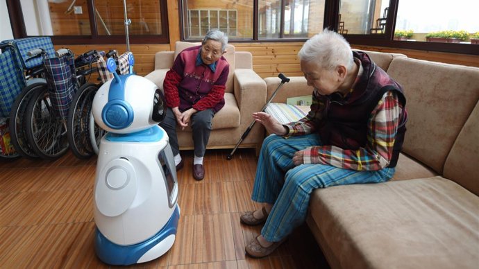 french_renmin's tweet image. En Chine, où le secteur des services domestiques emploie plus de 30 millions de personnes et pèse plus de 1 200 milliards de yuans en 2024, les algorithmes devraient transformer la manière dont les ménages trouvent et reçoivent de l'aide. #robots #service
french.peopledaily.com.cn/VieSociale/n3/…