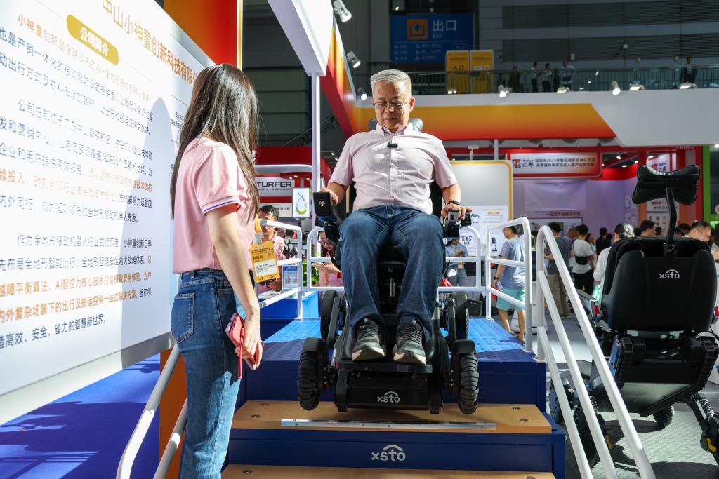 french_renmin's tweet image. En Chine, où le secteur des services domestiques emploie plus de 30 millions de personnes et pèse plus de 1 200 milliards de yuans en 2024, les algorithmes devraient transformer la manière dont les ménages trouvent et reçoivent de l'aide. #robots #service
french.peopledaily.com.cn/VieSociale/n3/…