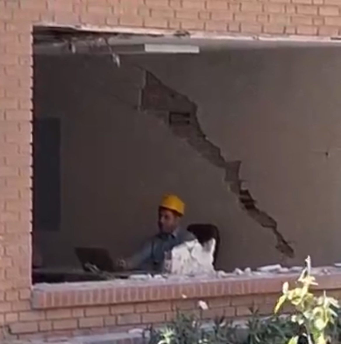 استاد دانشگاه شریف اومده تو خرابه های دانشگاه داره تدریس آنلاین رو ادامه میده.
با دیدن این عکس بغض کردم و هزاران بار به ایرانی بودن خودم افتخار کردم...