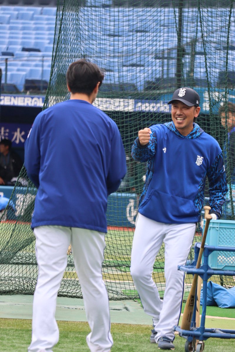 abekanaspo's tweet photo. ぽかぽか📷

①ドラゴンズ 時代のチームメート #阿部寿樹 選手とファーストミット談義をする #ビシエド 選手
②阿部選手と挨拶する #藤田一也 コーチ
③④同級生の中日 #細川成也 選手とじゃれあう #山本祐大 選手と #牧秀悟 選手 https://t.co/B3ONRphjnU