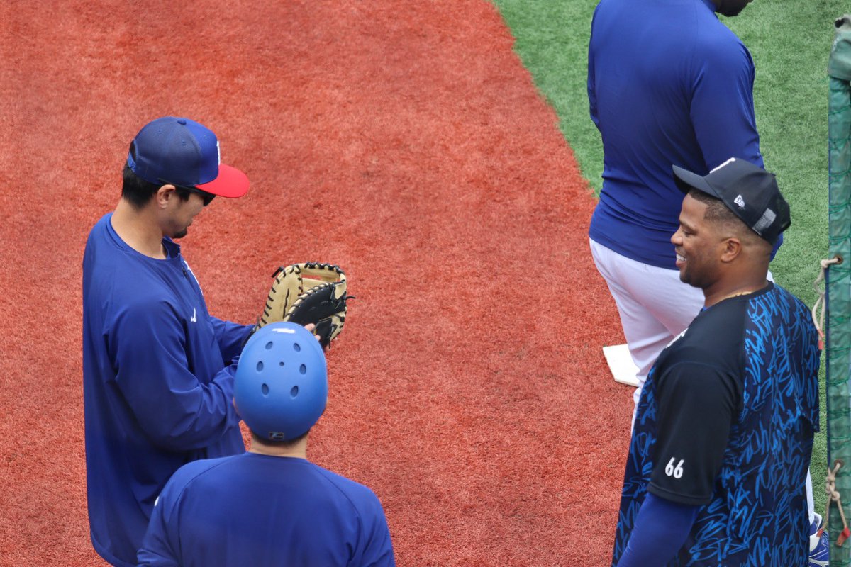 abekanaspo's tweet photo. ぽかぽか📷

①ドラゴンズ 時代のチームメート #阿部寿樹 選手とファーストミット談義をする #ビシエド 選手
②阿部選手と挨拶する #藤田一也 コーチ
③④同級生の中日 #細川成也 選手とじゃれあう #山本祐大 選手と #牧秀悟 選手 https://t.co/B3ONRphjnU