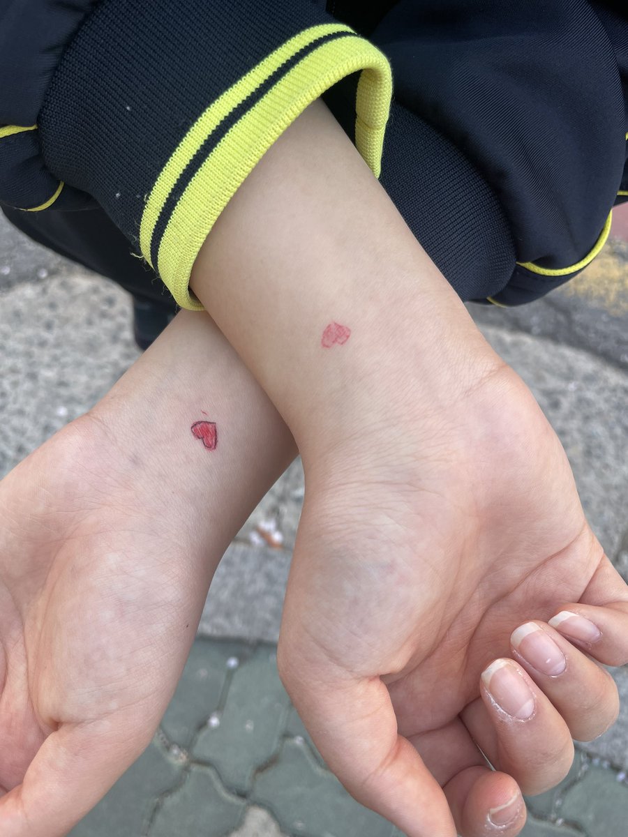 kiko_6979k's tweet photo. 짠! 학교에서 한 낙서에여 으음… 낙서 위치가 왜 저긴지 안 궁금해여..? https://t.co/RkYGvkPn6Q