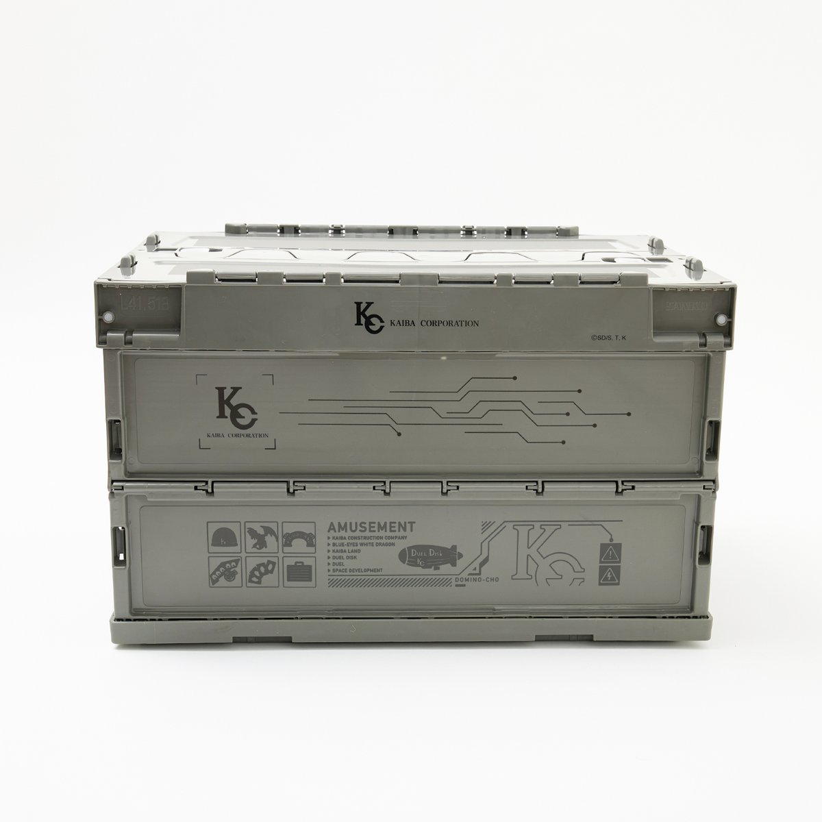 Super_Groupies's tweet image. 【予約受付中】
『遊☆戯☆王デュエルモンスターズ』より、海馬コーポレーション モデルの折りたたみコンテナが登場。

外装には、KCロゴや飛行船、アタッシュケース、そして「青眼の白龍」など、海馬瀬人を象徴するモチーフをデザイン。