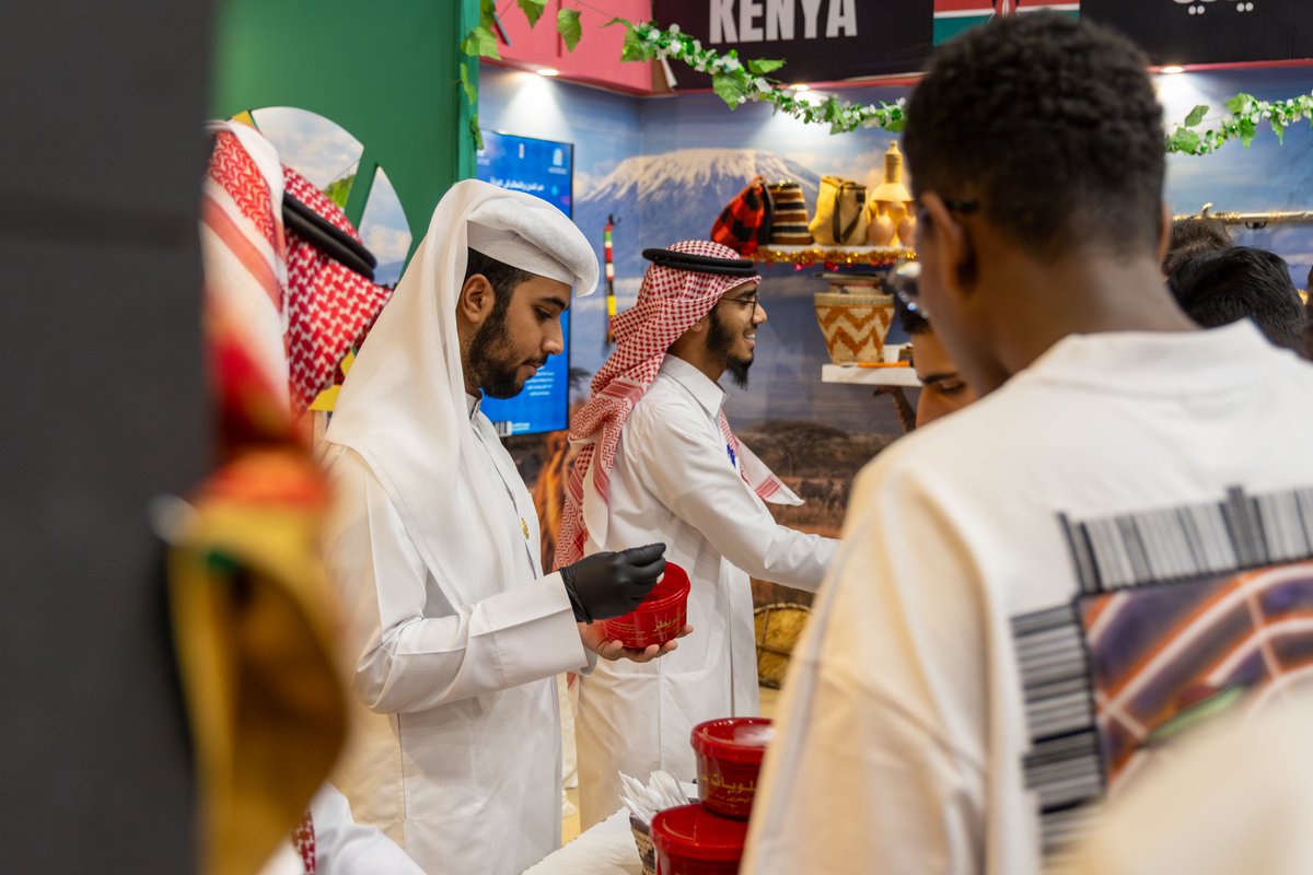 fcf_iu_edu's tweet image. أجواءٌ مفعمة بالحياة وتفاعلٌ باهر يصنعه زوارنا في #مهرجان_الثقافات_والشعوب 14، حيث تلتقي الثقافات في رحاب #الجامعة_الإسلامية لتجسد المعنى الحقيقي لـ التواصل العالمي.
#هنا_العالم