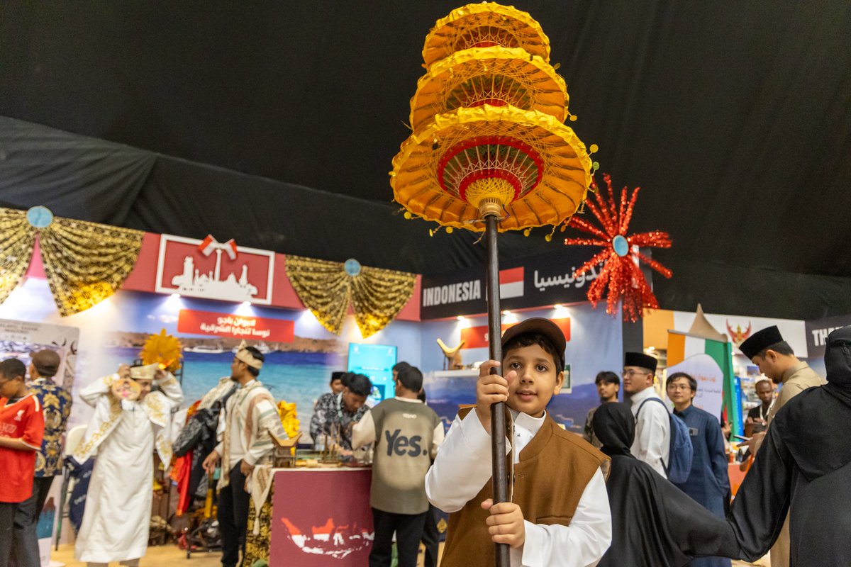 fcf_iu_edu's tweet image. أجواءٌ مفعمة بالحياة وتفاعلٌ باهر يصنعه زوارنا في #مهرجان_الثقافات_والشعوب 14، حيث تلتقي الثقافات في رحاب #الجامعة_الإسلامية لتجسد المعنى الحقيقي لـ التواصل العالمي.
#هنا_العالم