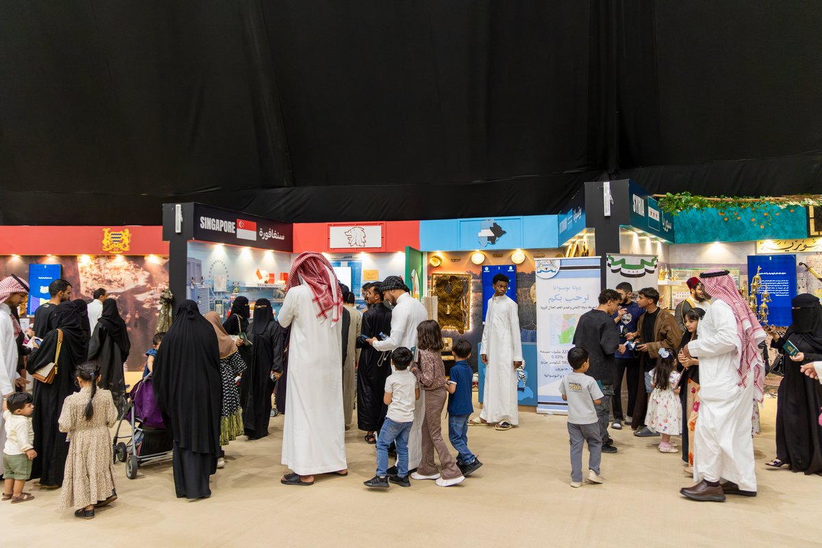 fcf_iu_edu's tweet image. أجواءٌ مفعمة بالحياة وتفاعلٌ باهر يصنعه زوارنا في #مهرجان_الثقافات_والشعوب 14، حيث تلتقي الثقافات في رحاب #الجامعة_الإسلامية لتجسد المعنى الحقيقي لـ التواصل العالمي.
#هنا_العالم