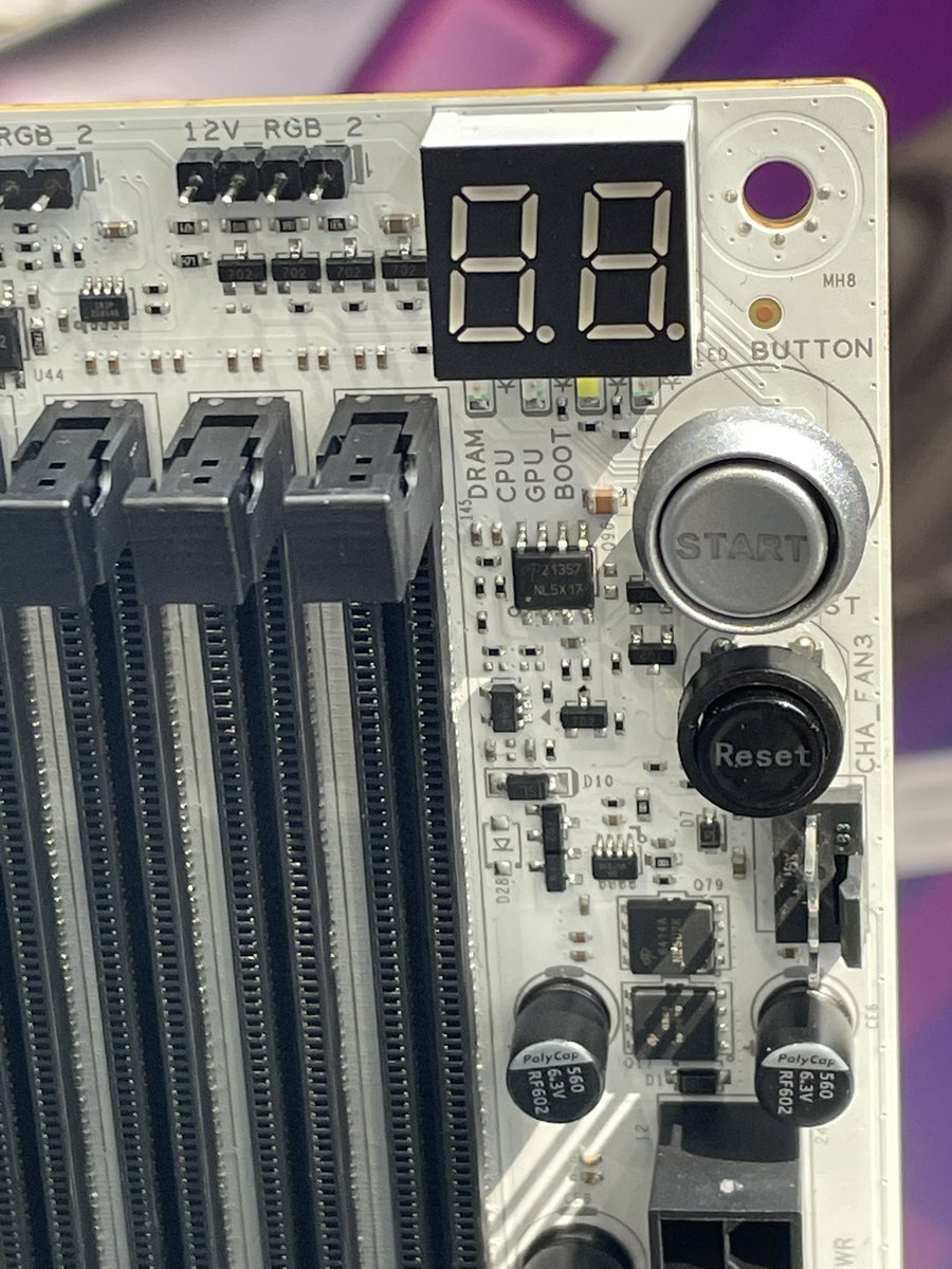 SapphireTech_JP's tweet image. ワンタッチで外れるM.2カバー
USB-A端子×10
USB-C（40G）x2
5G LAN
各ボタン、セグ完備

NITRO+に相応しい、「私、こういう機能が欲しいんです。」をほぼ全て詰め込んだフラッグシップのマザーボードです。

NITRO+ X870EA PhantomLink Polar Edition Coming Soon.