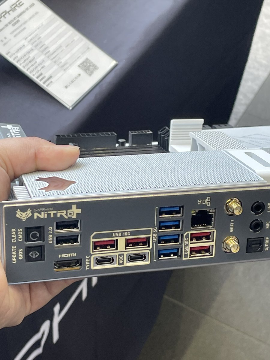 SapphireTech_JP's tweet image. ワンタッチで外れるM.2カバー
USB-A端子×10
USB-C（40G）x2
5G LAN
各ボタン、セグ完備

NITRO+に相応しい、「私、こういう機能が欲しいんです。」をほぼ全て詰め込んだフラッグシップのマザーボードです。

NITRO+ X870EA PhantomLink Polar Edition Coming Soon.